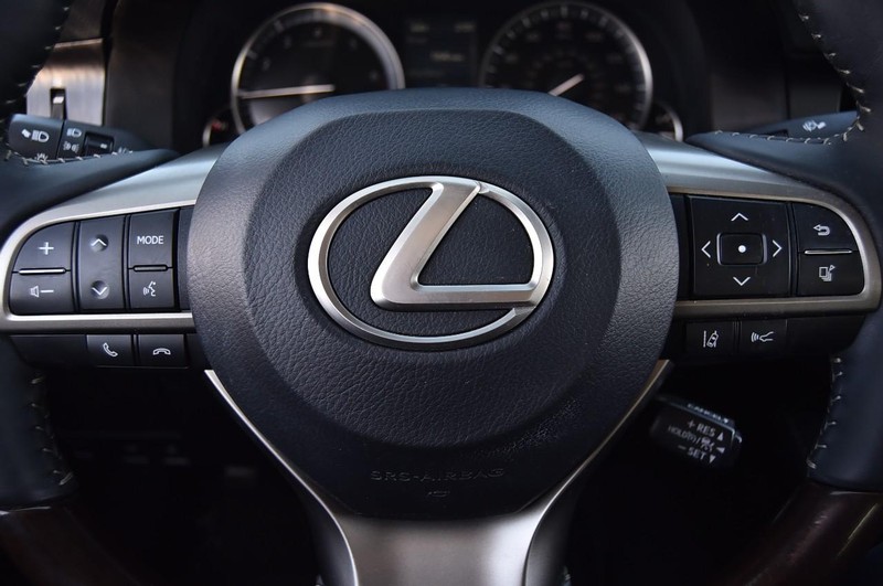 Lexus ES Vehicle Full-screen Gallery Image 21