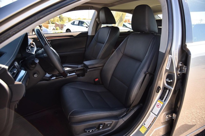 Lexus ES Vehicle Full-screen Gallery Image 22