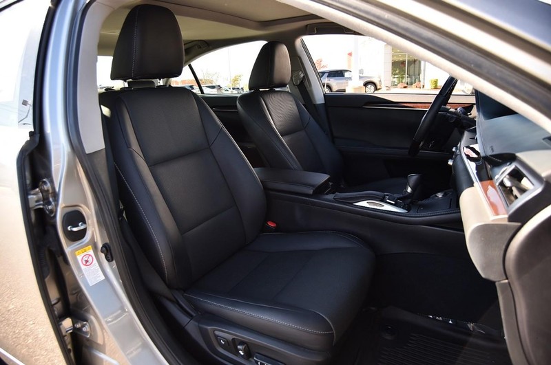 Lexus ES Vehicle Full-screen Gallery Image 23