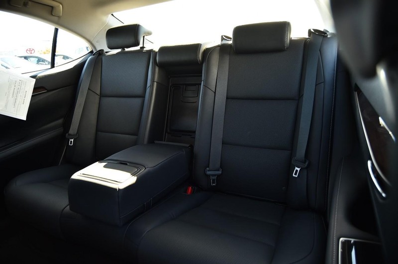 Lexus ES Vehicle Full-screen Gallery Image 25