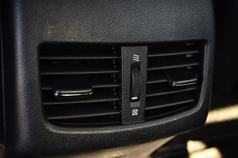 Lexus ES Vehicle Full-screen Gallery Image 26