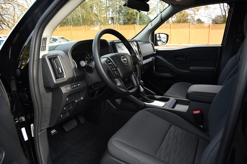 Nissan Frontier Vehicle Image 09