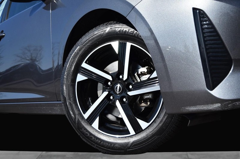 Nissan Sentra Vehicle Image 03