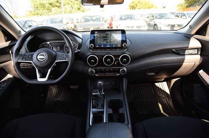 Nissan Sentra Vehicle Image 08