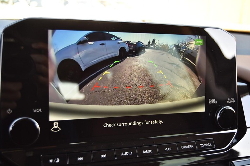 Nissan Pathfinder Vehicle Image 16