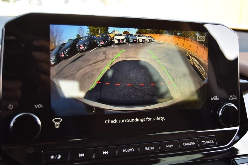 Nissan Pathfinder Vehicle Image 17