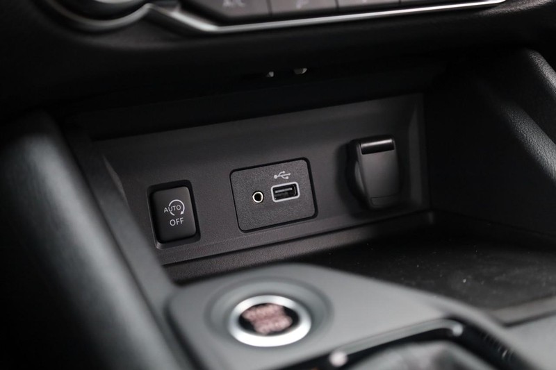 Nissan Sentra Vehicle Image 15