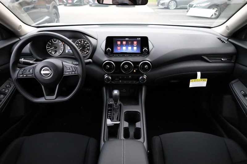 Nissan Sentra Vehicle Image 21