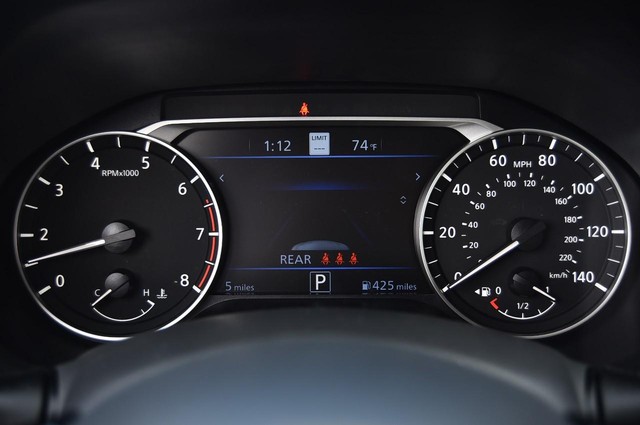 Nissan Altima Vehicle Image 12