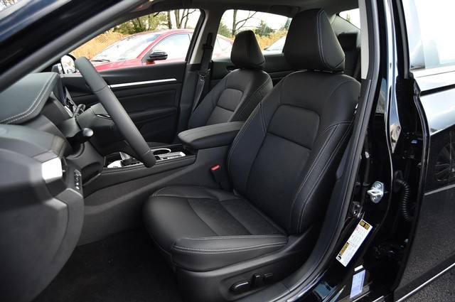 Nissan Altima Vehicle Image 22