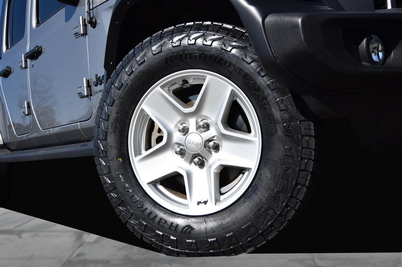 Jeep Gladiator Vehicle Full-screen Gallery Image 03