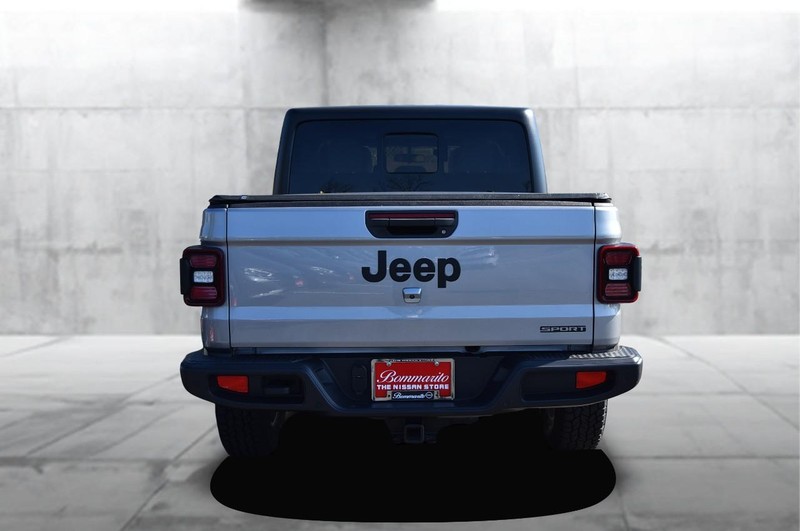 Jeep Gladiator Vehicle Full-screen Gallery Image 06