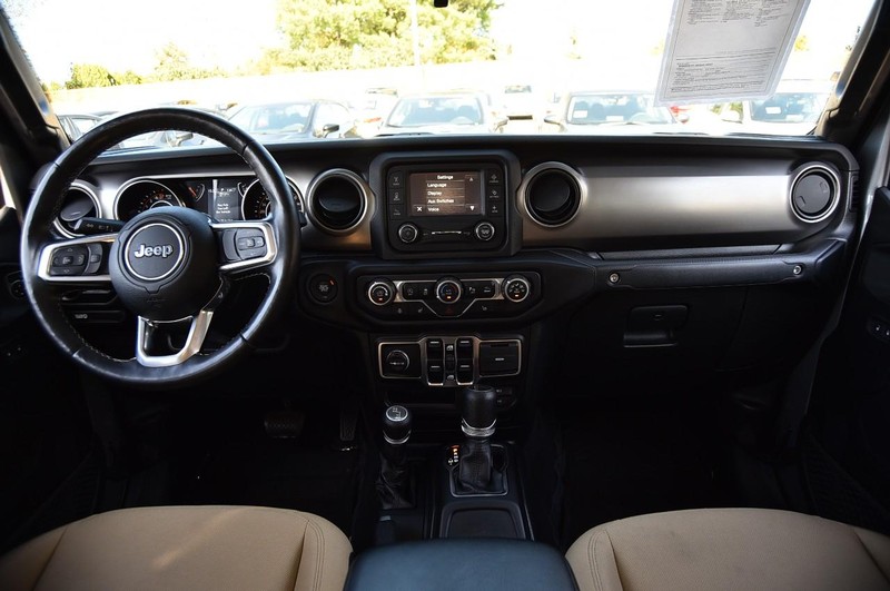 Jeep Gladiator Vehicle Full-screen Gallery Image 07