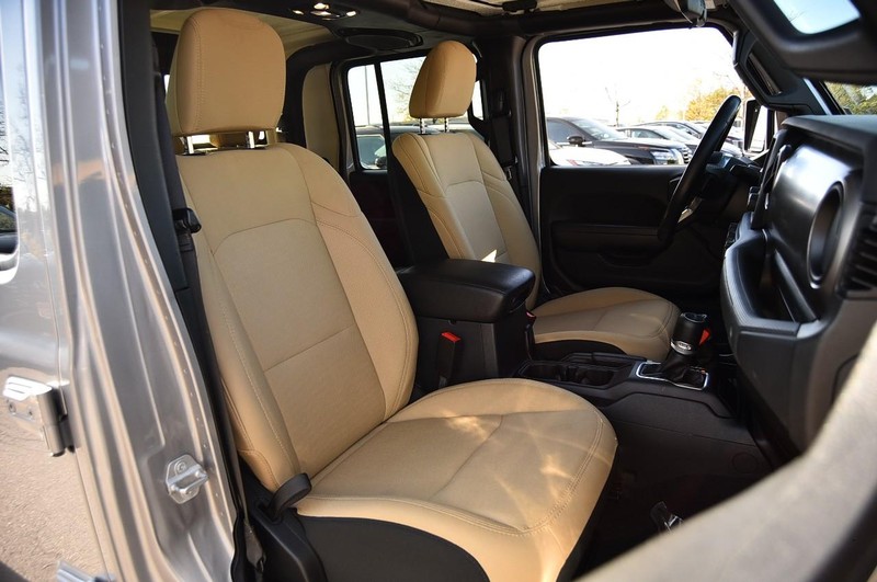 Jeep Gladiator Vehicle Full-screen Gallery Image 22