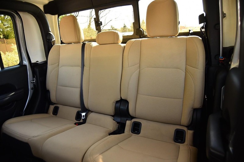 Jeep Gladiator Vehicle Full-screen Gallery Image 23