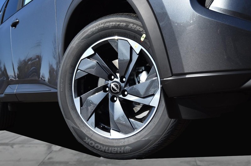 Nissan Rogue Vehicle Image 03