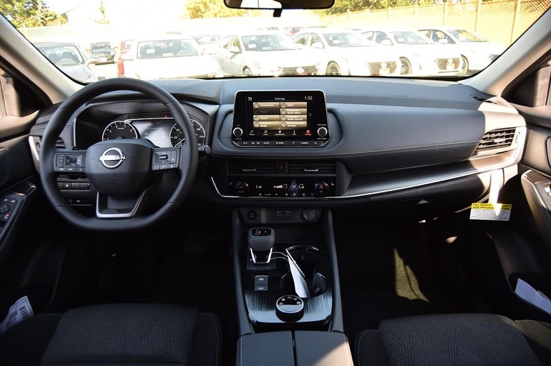 Nissan Rogue Vehicle Image 08