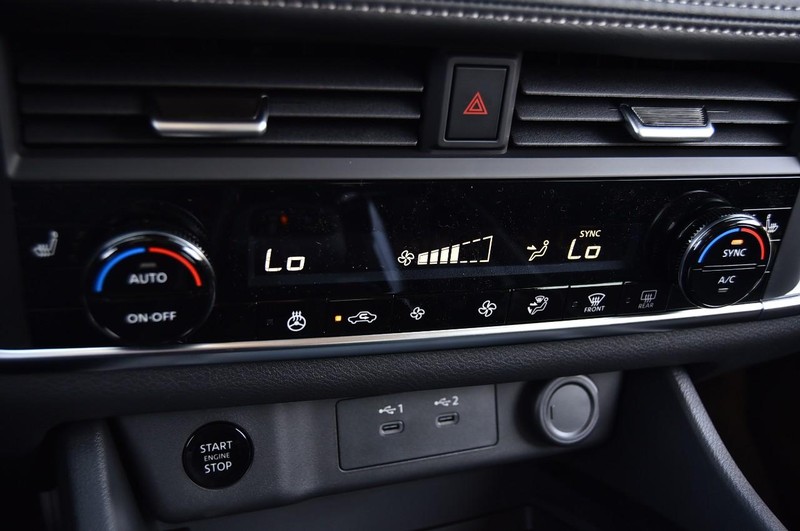 Nissan Rogue Vehicle Image 15