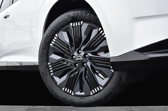 Nissan Murano Vehicle Full-screen Gallery Image 3