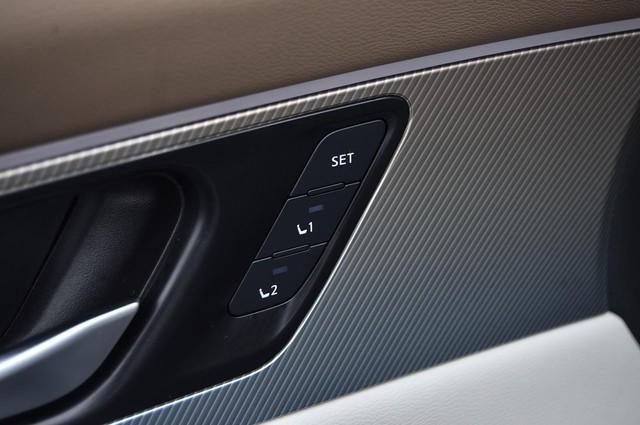 Nissan Murano Vehicle Full-screen Gallery Image 10