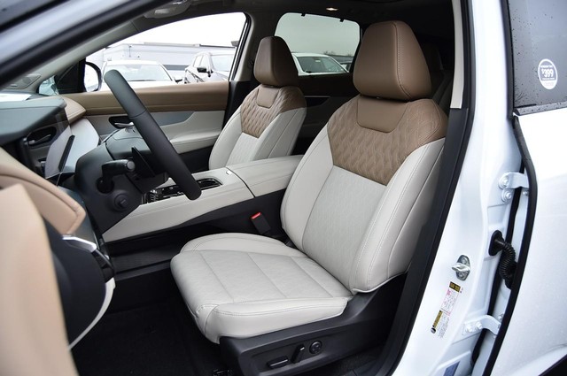 Nissan Murano Vehicle Full-screen Gallery Image 23