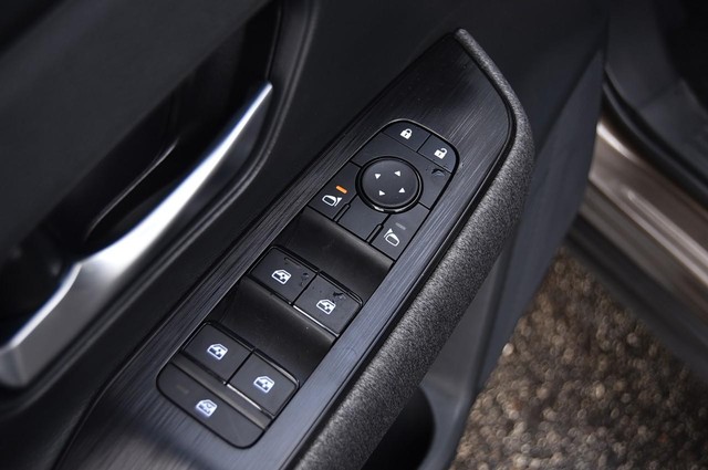 Nissan Kicks Vehicle Image 08