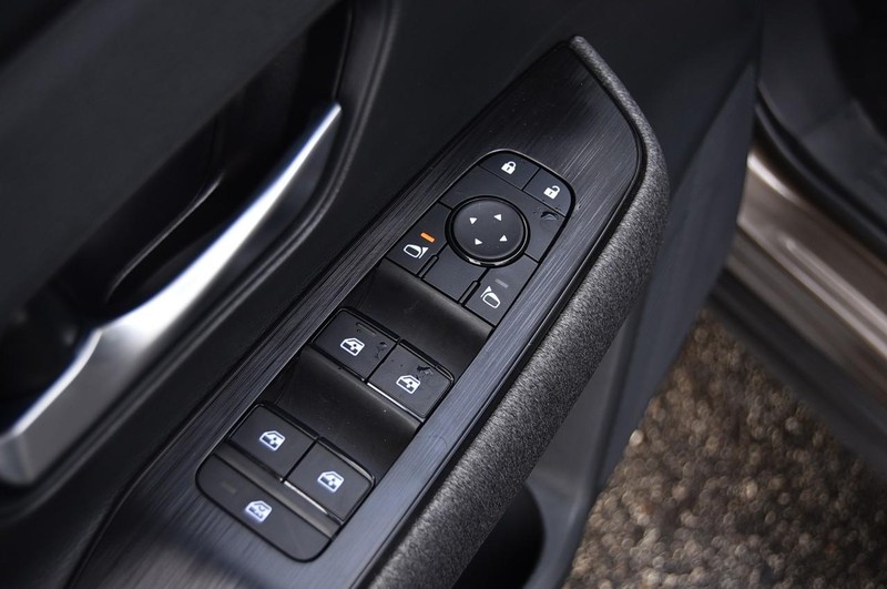 Nissan Kicks Vehicle Image 08