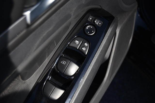 Nissan Altima Vehicle Image 09