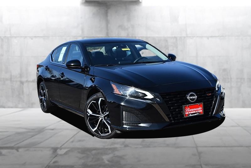 Nissan Altima Vehicle Full-screen Gallery Image 2