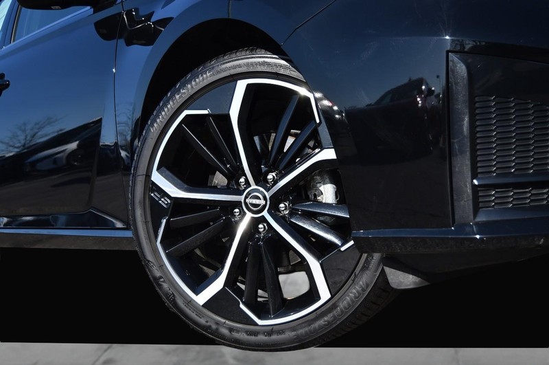 Nissan Altima Vehicle Full-screen Gallery Image 3