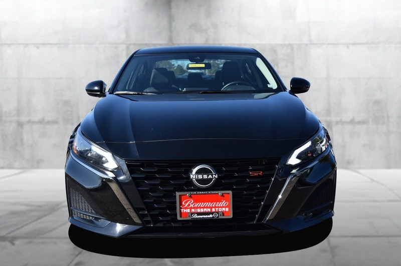 Nissan Altima Vehicle Full-screen Gallery Image 4