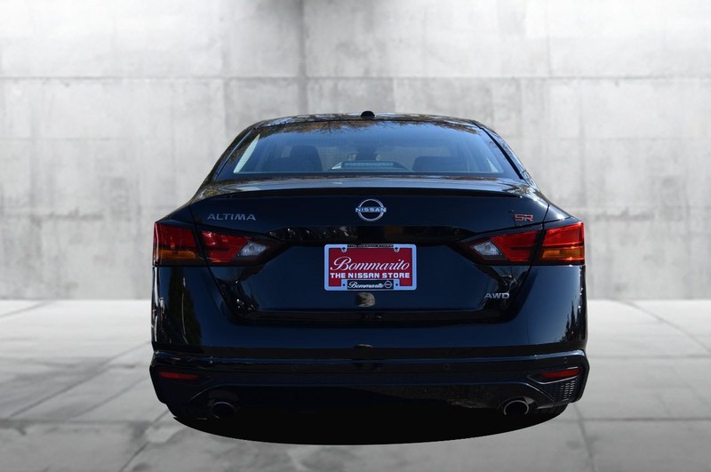 Nissan Altima Vehicle Full-screen Gallery Image 6