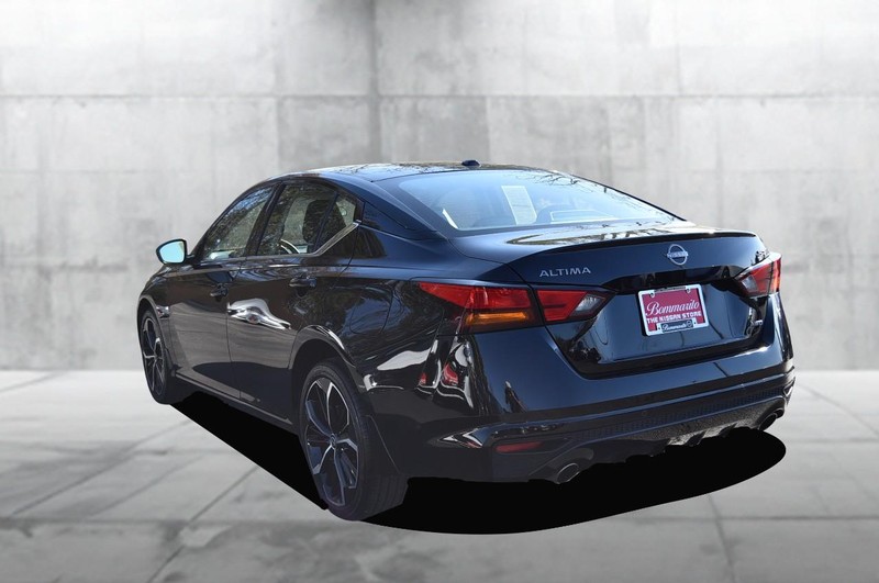 Nissan Altima Vehicle Full-screen Gallery Image 7