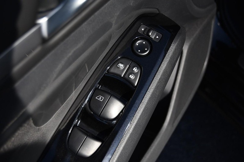 Nissan Altima Vehicle Full-screen Gallery Image 9