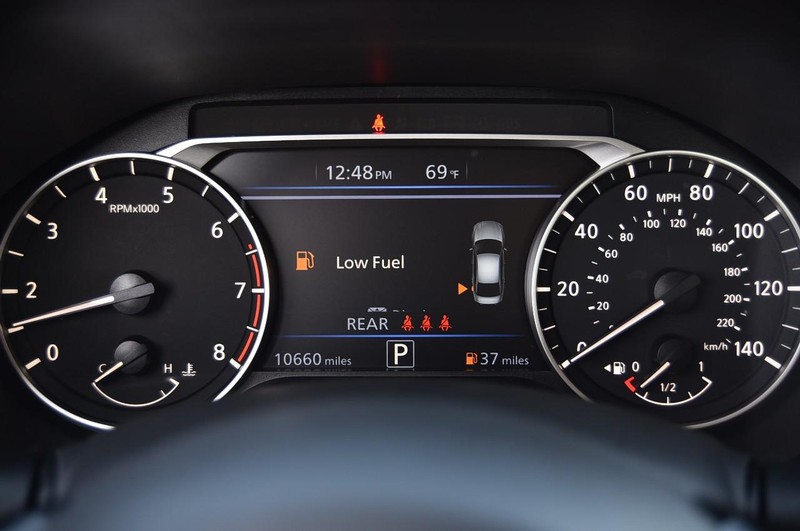 Nissan Altima Vehicle Full-screen Gallery Image 12