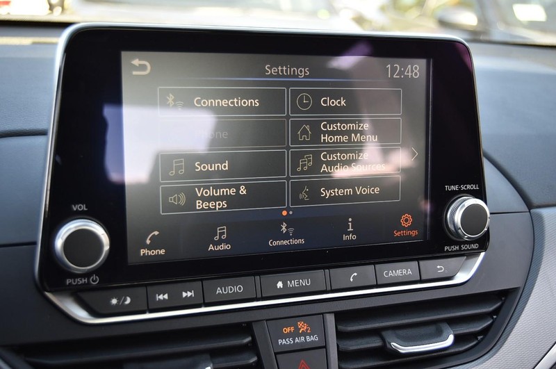 Nissan Altima Vehicle Full-screen Gallery Image 14