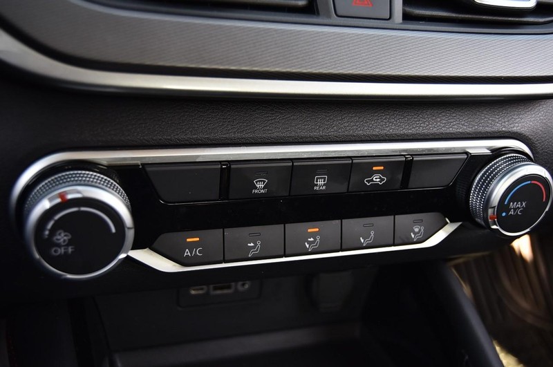 Nissan Altima Vehicle Full-screen Gallery Image 15