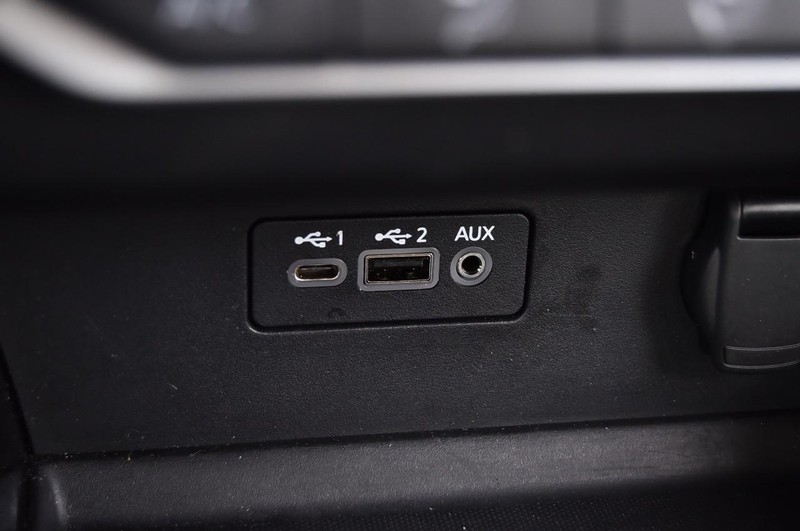 Nissan Altima Vehicle Full-screen Gallery Image 16