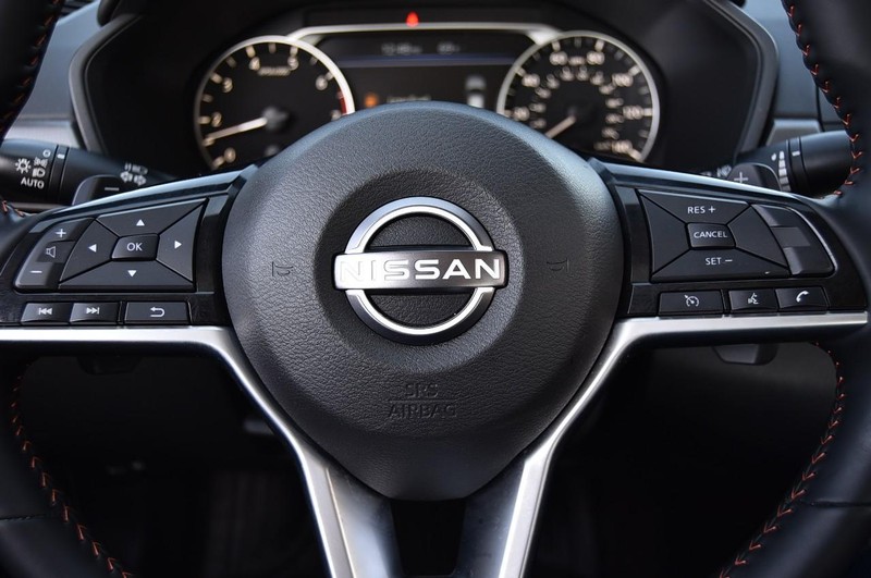 Nissan Altima Vehicle Full-screen Gallery Image 18