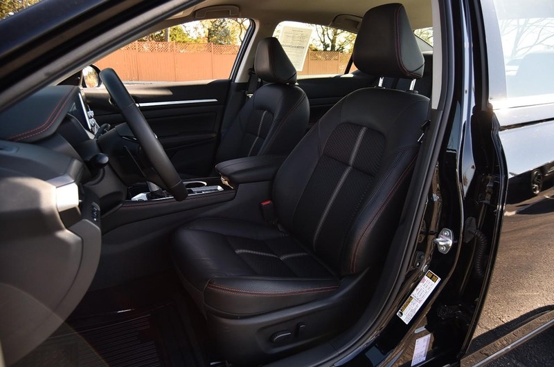 Nissan Altima Vehicle Full-screen Gallery Image 19