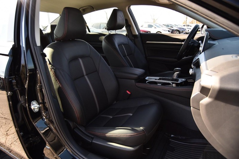 Nissan Altima Vehicle Full-screen Gallery Image 20