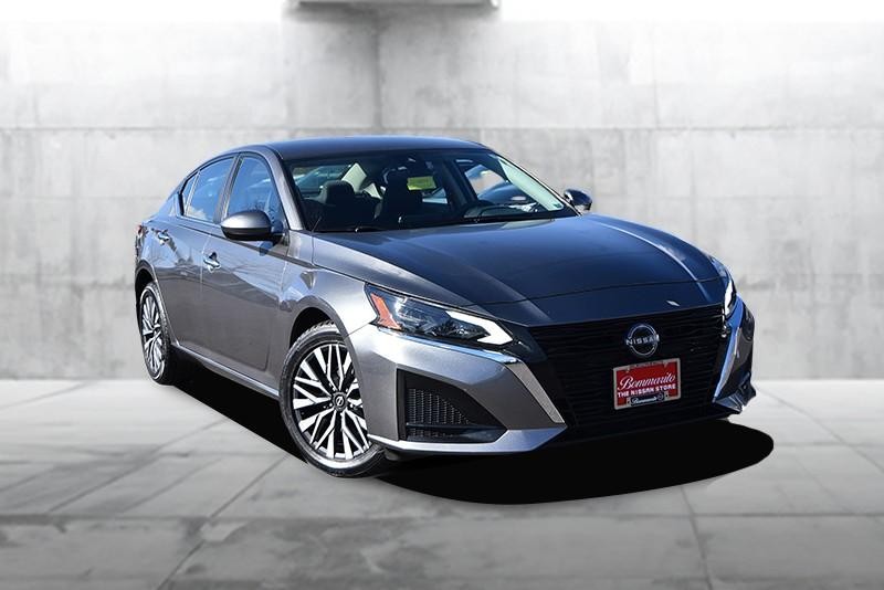 Nissan Altima Vehicle Full-screen Gallery Image 2