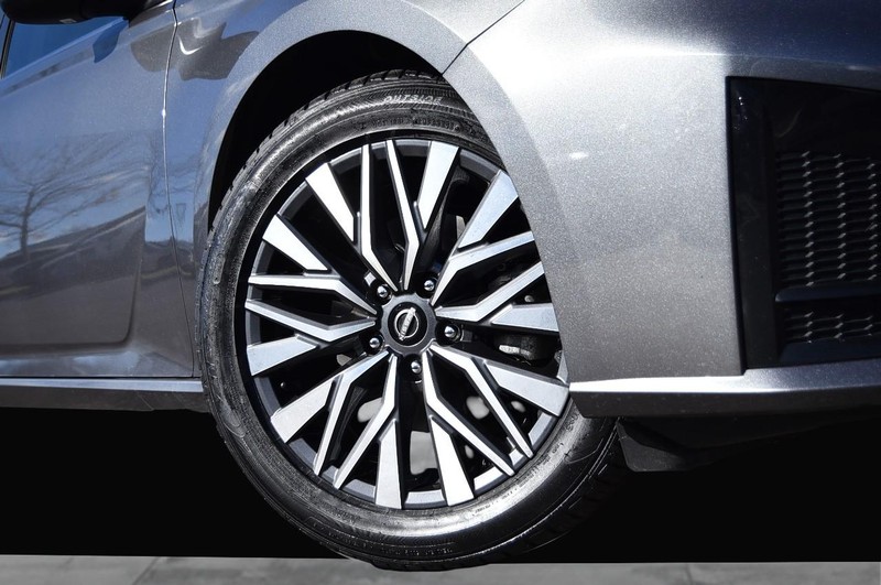 Nissan Altima Vehicle Full-screen Gallery Image 3