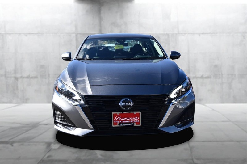 Nissan Altima Vehicle Full-screen Gallery Image 4