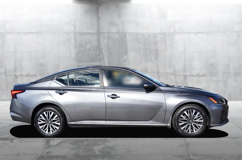 Nissan Altima Vehicle Full-screen Gallery Image 5