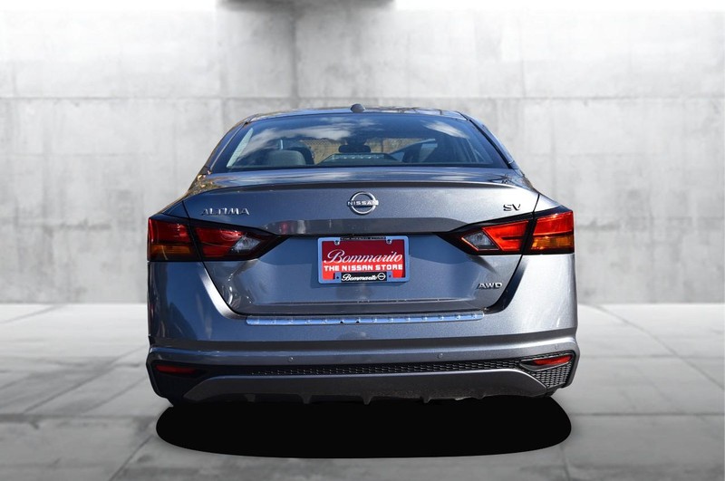 Nissan Altima Vehicle Full-screen Gallery Image 6