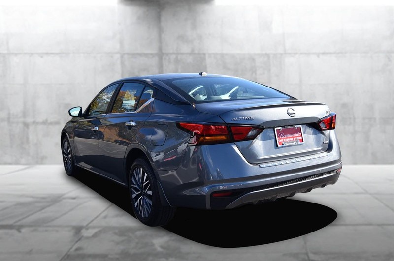 Nissan Altima Vehicle Full-screen Gallery Image 7