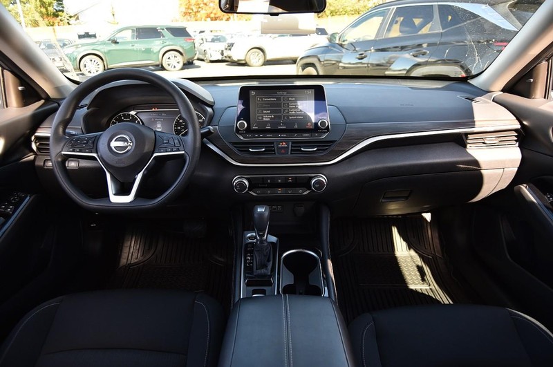 Nissan Altima Vehicle Full-screen Gallery Image 8
