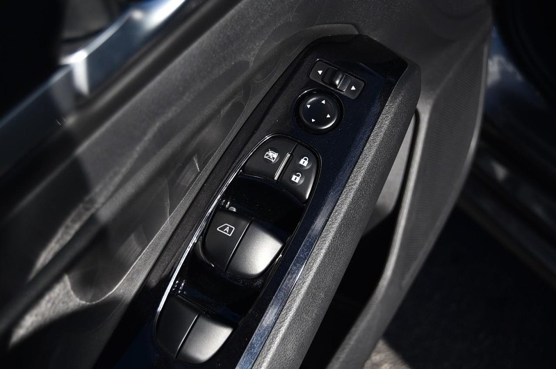 Nissan Altima Vehicle Full-screen Gallery Image 9