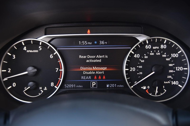 Nissan Altima Vehicle Full-screen Gallery Image 12